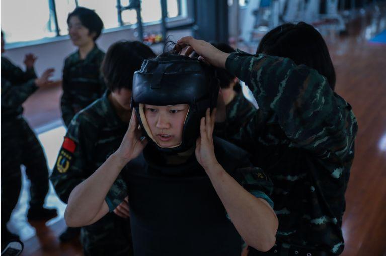 直击98后特战女兵搏击训练 3秒钟ko对手|武警部队|特勤|训练_新浪新闻