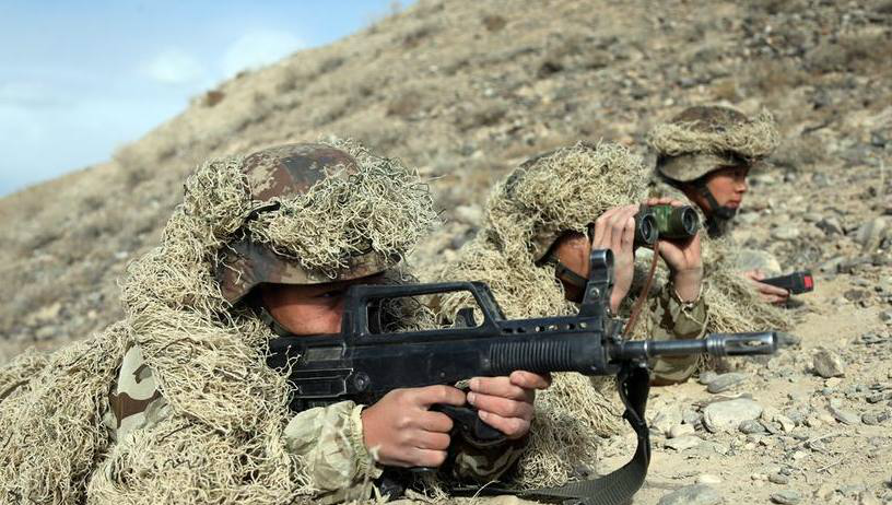 寒冬时节,解放军陆军第76集团军在戈壁展开实兵对抗演练