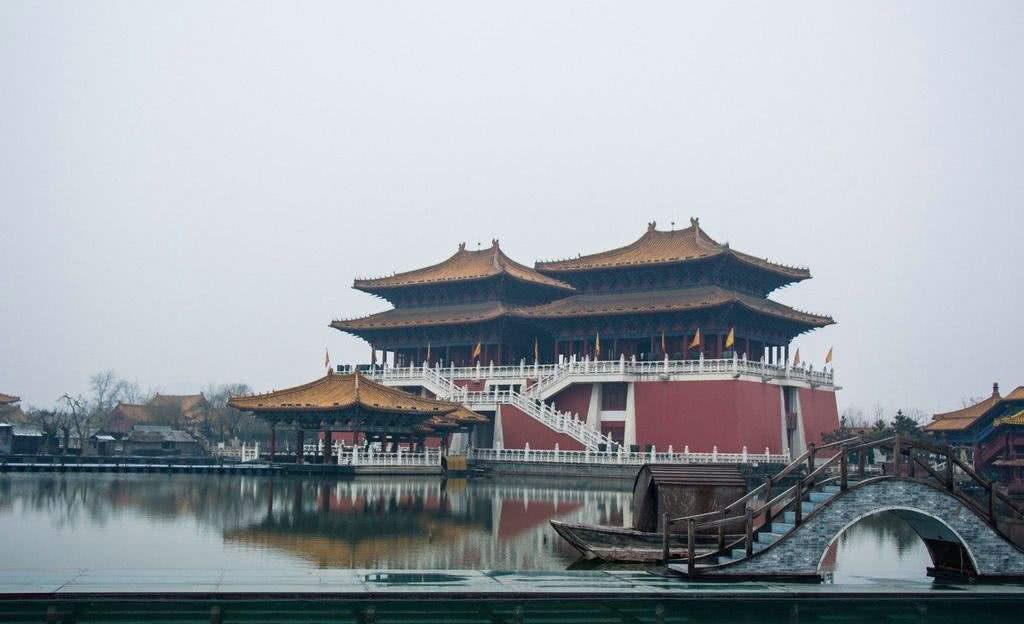 很多历史学者认为北宋将京城选在汴京是重大的国策失误,直接导致了