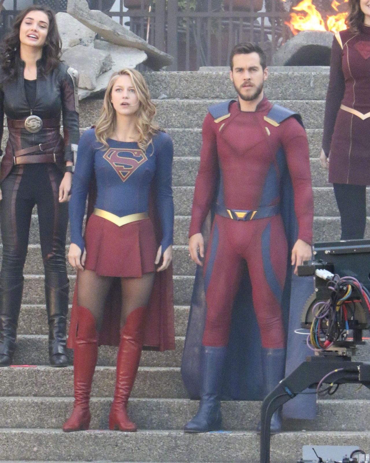 melissabenoist当地时间5月2日在温哥华拍摄supergirl的花絮