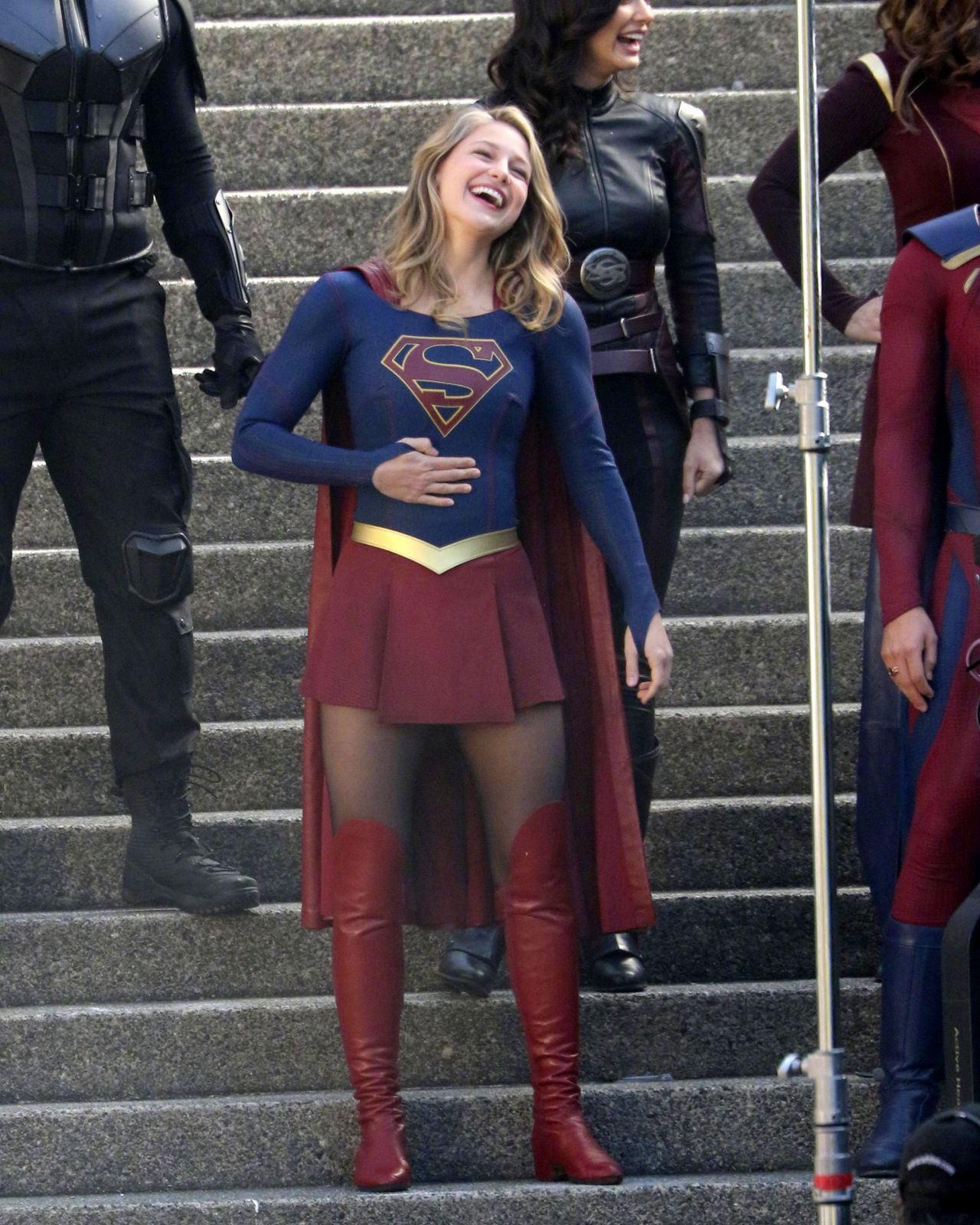 melissabenoist当地时间5月2日在温哥华拍摄supergirl的花絮