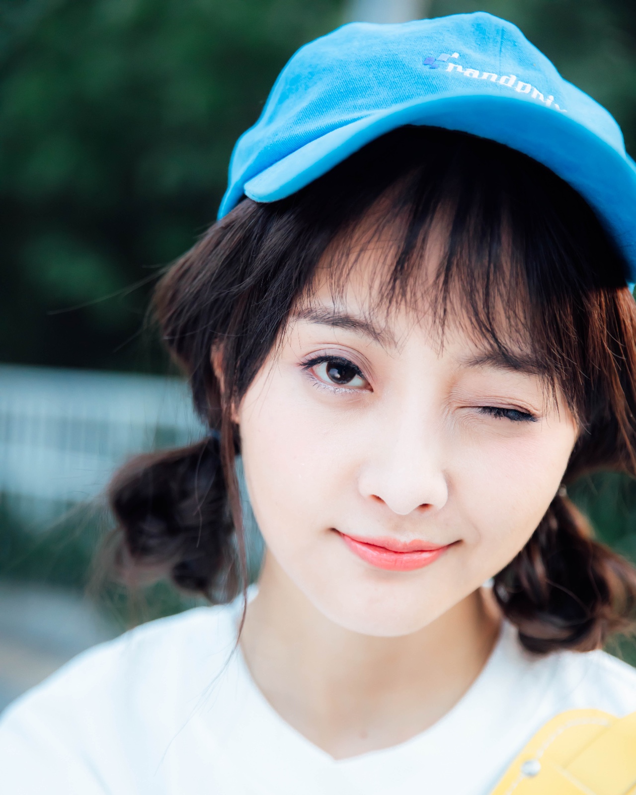 郭玮洁初秋写真公开开学季校园风展现阳光活力