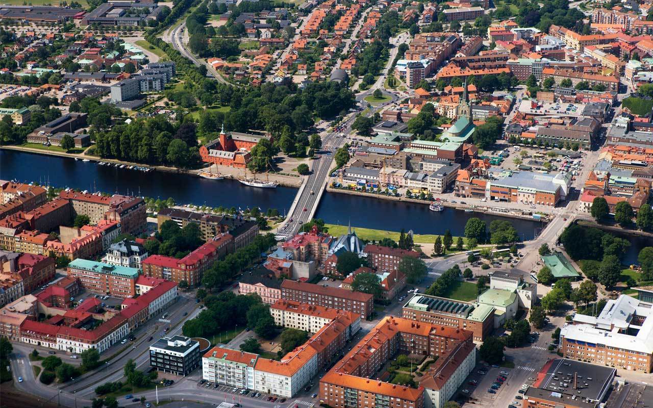 哈尔姆斯塔德是瑞典西南部哈兰省尼桑河河口的一个港口,尼桑河流入