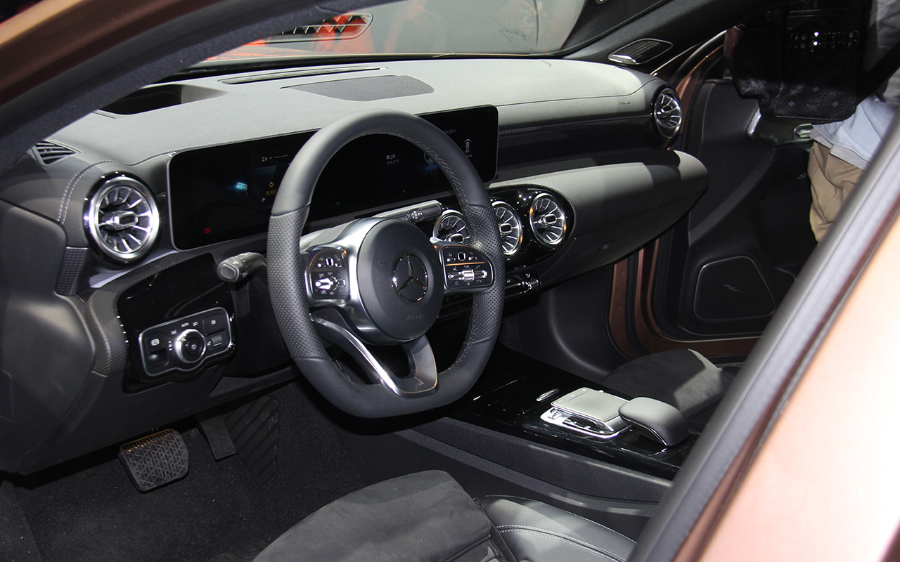 自媒体 正文 而内饰方面,奔驰新a级采用了全新的设计,虽然里面一些