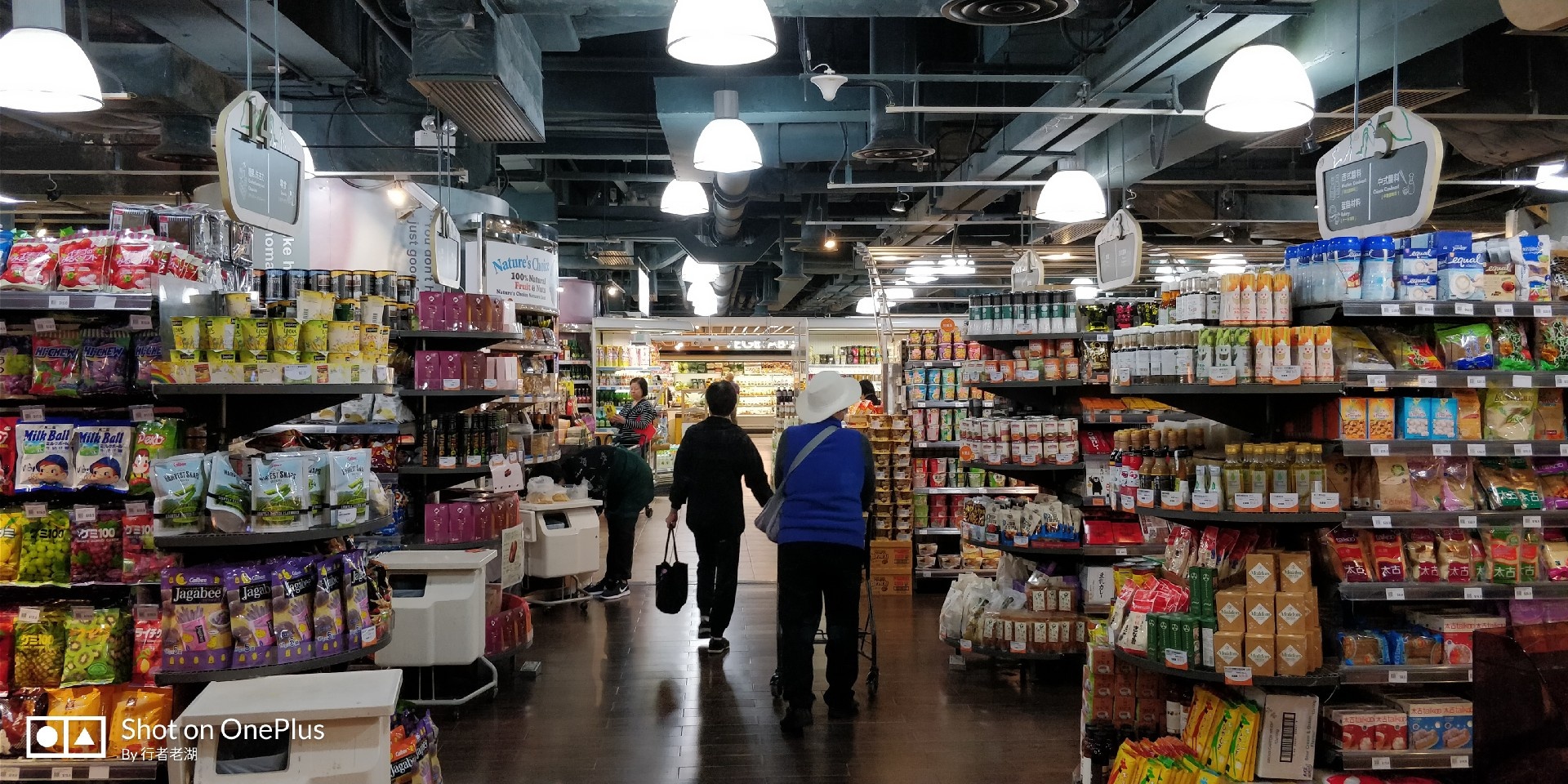 最喜欢周五在香港逛街,没有汹涌澎湃的人潮,又能享受周末的感觉.