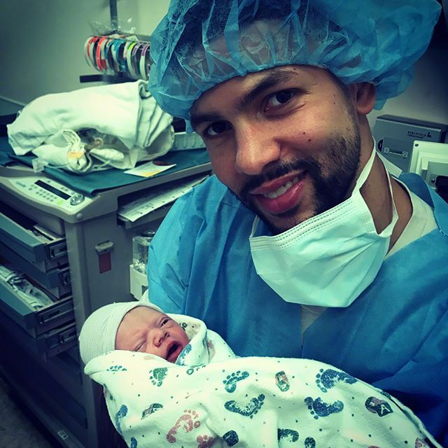 小里弗斯当爸爸啦他刚刚晒出了三张刚出生的儿子的照片