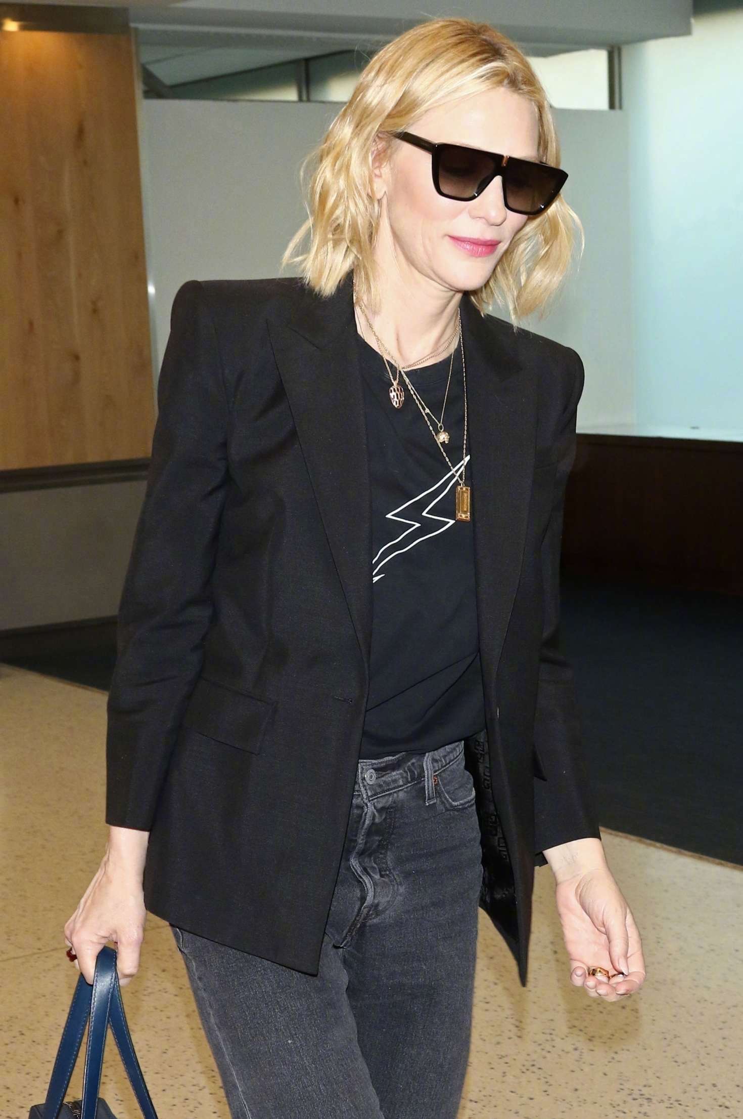 女王凯特·布兰切特cate blanchett 黑色西装内搭黑色t恤抵达伦敦