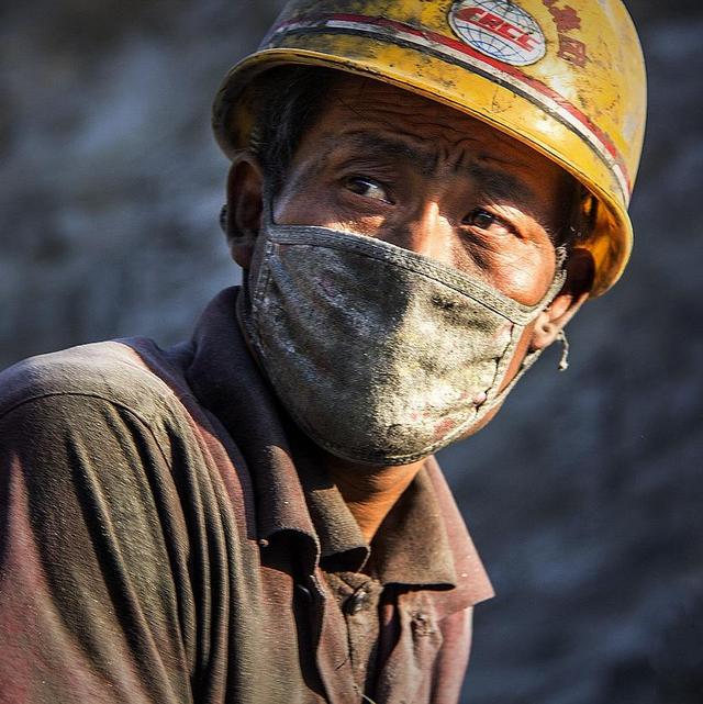 农村50岁的男人,身体不如当年,肩上却扛着大山,再苦也要拼下去