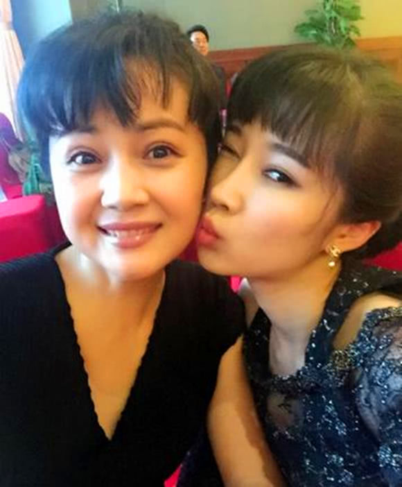 在感情方面却不尽人意,茹萍至今有过两段婚姻,前夫奚天鹰比茹萍大18岁