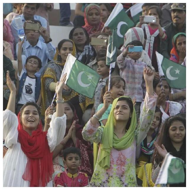 印巴士兵放下武器,用斗舞一决雌雄