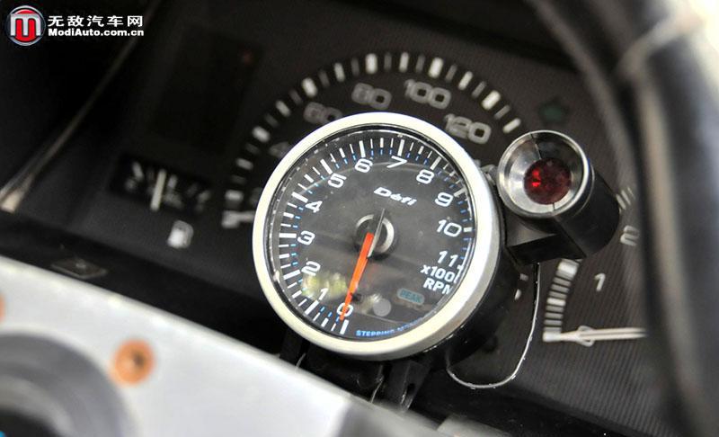 图:原来的ae86转速表已经有8,000转表底,日本的朋