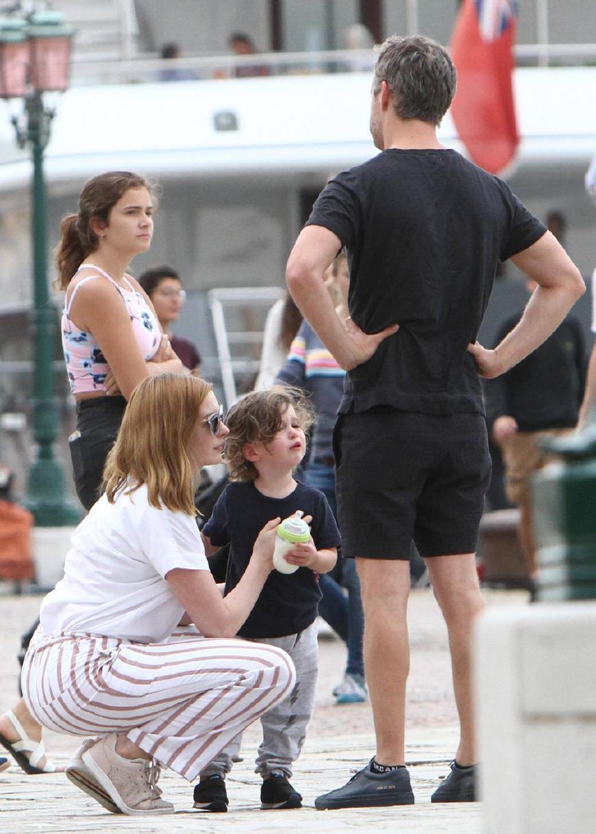 安妮·海瑟薇全家漫步威尼斯,超萌儿子实力抢镜,安妮母爱爆棚啊