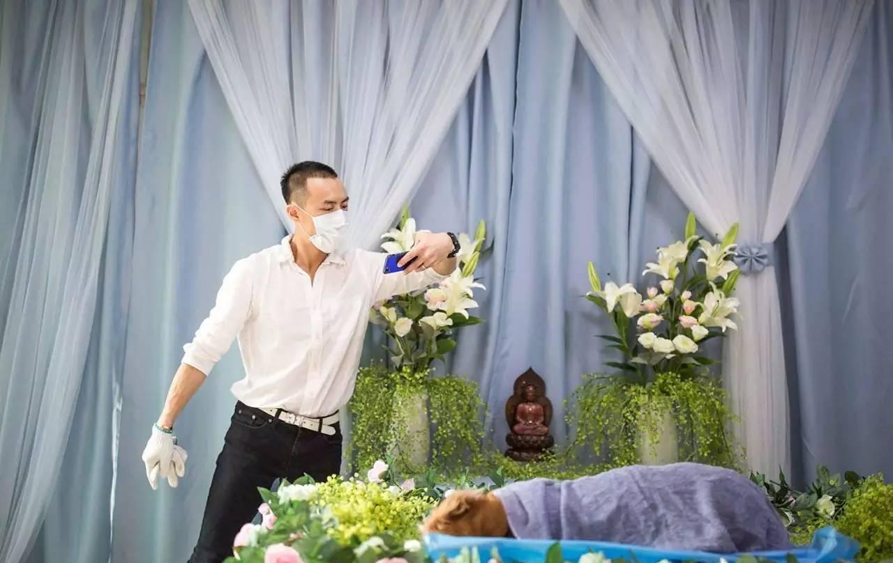 宠物灵堂葬礼过程: 它们的主人都在哭泣!