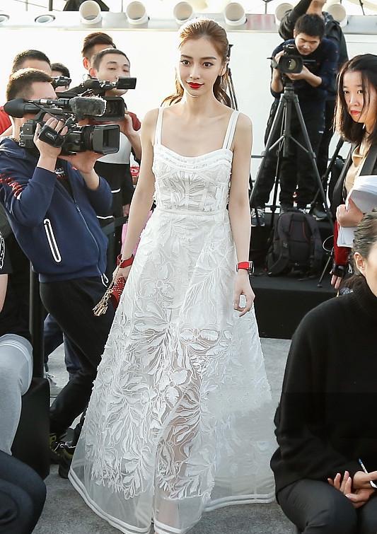 baby提裙摆优雅入场似女神降临胸前是否有料一目了然