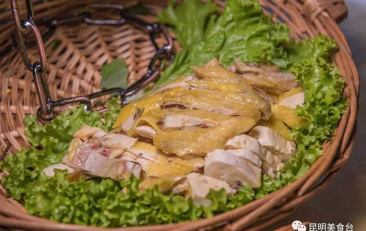 这道菜有点类似"哈尼蘸水鸡",不过准确的说应该是昆明版的哈尼蘸水鸡.