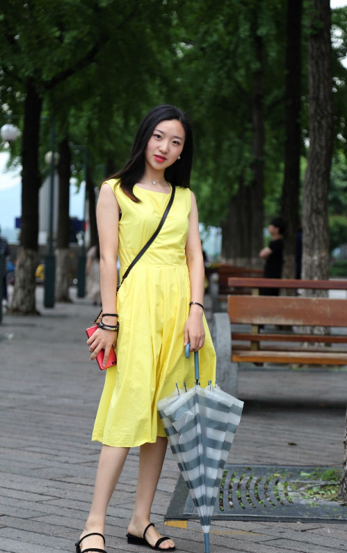 街拍,杭州自古出美女,古有苏小小,近代有林徽因,当今有汤唯