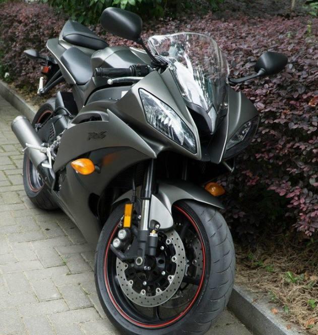 头盔永远不能放地上,可是我的雅马哈r6是用来看的