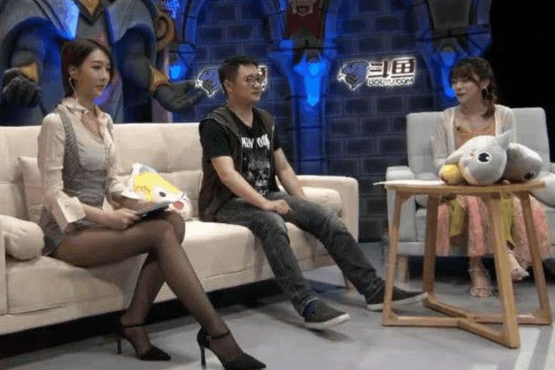 斗鱼当红主播饺子君现场解说德玛西亚杯,网友