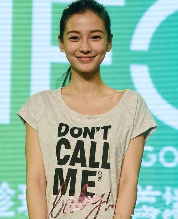 产后的杨颖baby素颜现身某活动, 手上的三处伤口让人心疼