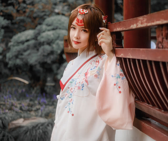 一扳手之称的直播第一伪娘主播轩墨宝宝,在微博晒出了一组古装汉服照