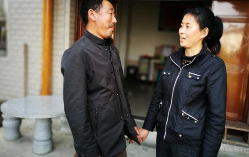 在村头的一栋农家别墅农家小院里,50岁的傅三平和50岁的老公朱永洪