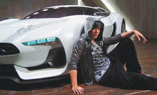 开车技术也很好,常常可以轻松甩掉跟着的狗仔,当初拍摄电影《头文字d