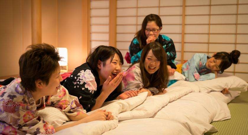 日本酒店人性化?为了赚中国游客的钱,让女服务员这么做!_新浪看点