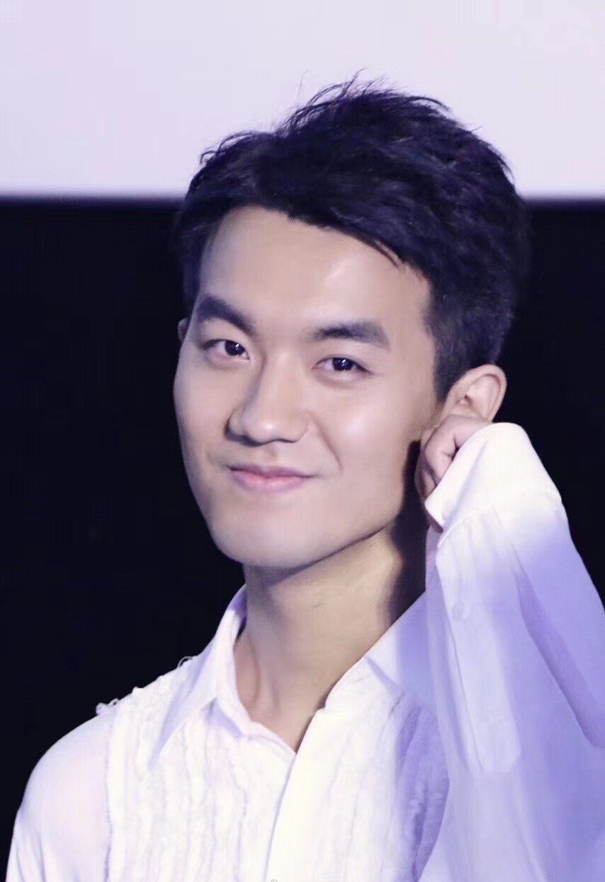 于湉《兄弟班》饰年轻版钟镇涛 被调侃叛逆的门面担当