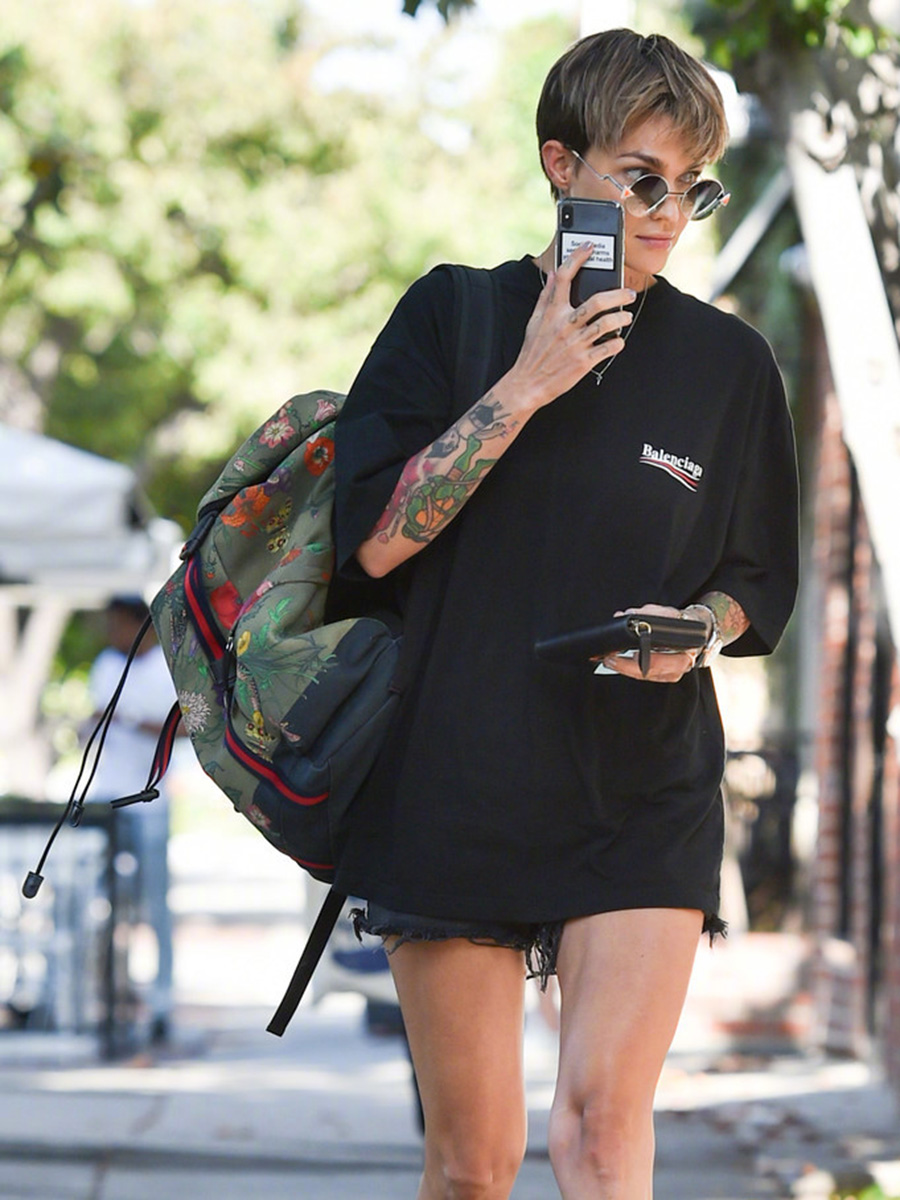 rubyrose脱下花裤子改穿热裤秀长腿网友这个女孩有点帅