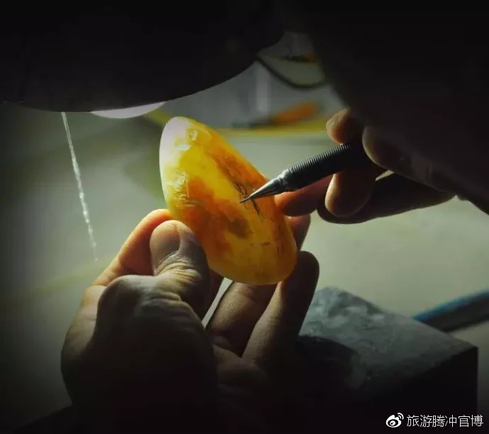 "点石成金"的传奇:把生活当做一块翡翠去雕刻