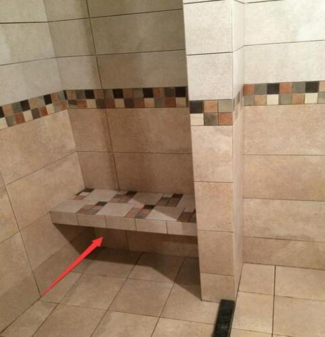 只是在淋浴间里砌了两道墙,邻居们看到后觉得.