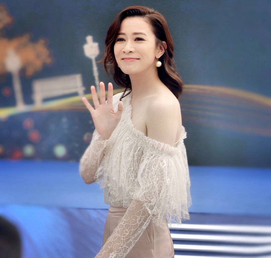 佘诗曼出席活动,穿蕾丝露肩装清新减龄,美得忘记年龄了!