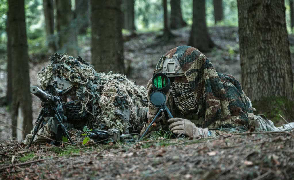为什么狙击手身边都会配备一观察员,他俩谁的能力比较强?