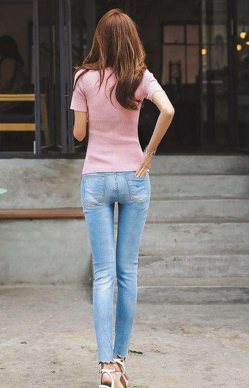 臀小的妹子巧搭牛仔裤更加精致小巧魅力迷人