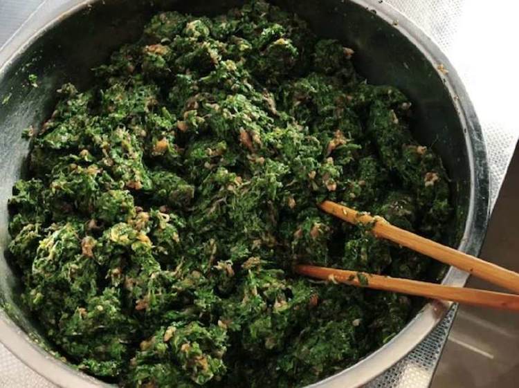 将猪肉洗净,然后剁成馅儿,放入姜末,生抽,盐,香油,腌1个小时 2,将荠菜