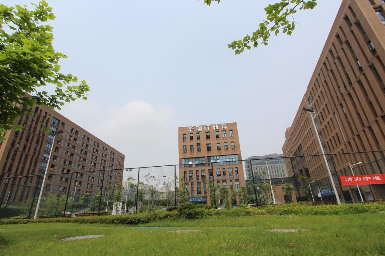 到长沙华瑞IT学校_做名企争抢IT精英