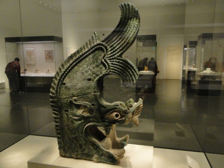 鸱吻,古人传说宫殿,庙宇等屋脊上装饰"龙吻兽"可避火灾,驱魑魅