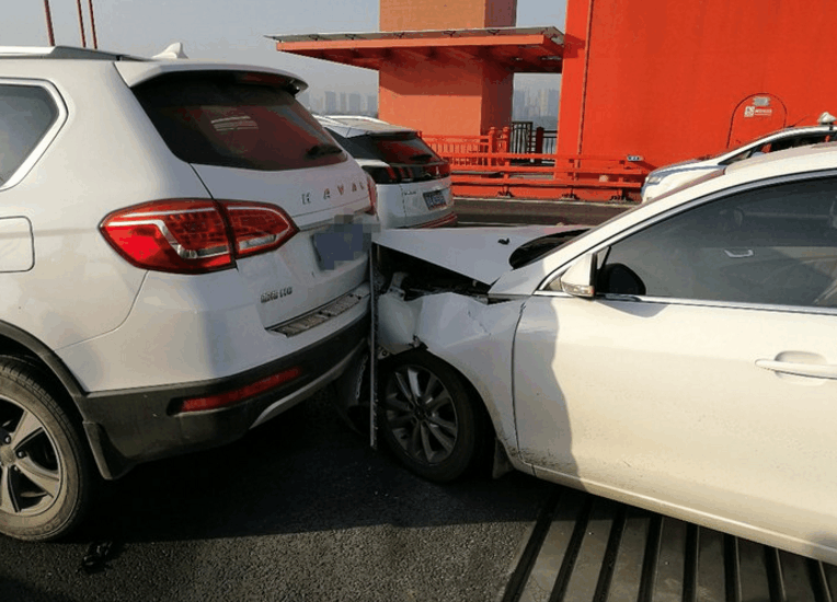 艾瑞泽7大桥上追尾哈弗h6 车主: 没想到哈弗h6如此耐撞!