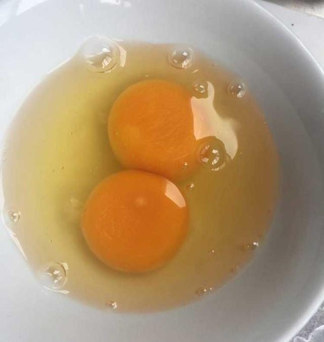 2个鸡蛋,撒上两把红枣碎,教你做松软香甜的鸡蛋糕,营养又美味