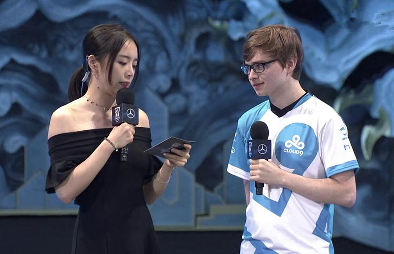 lolc9战队女装大佬adc跟他女朋友合影安能辨我是雄雌