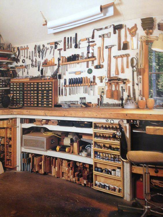 匠人们挂满工具的墙