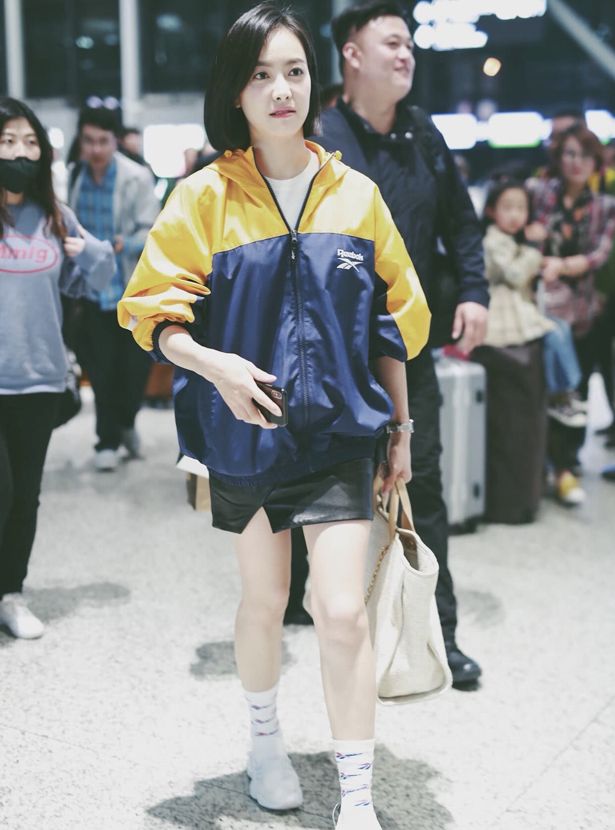 宋茜休闲裤搭小白鞋穿出踩了高跷的效果,腿长2米就她了!