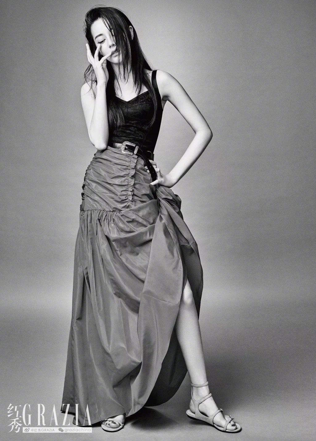 迪丽热巴时尚写真眼神坚定表情撩人展现霸气妩媚的御姐范儿