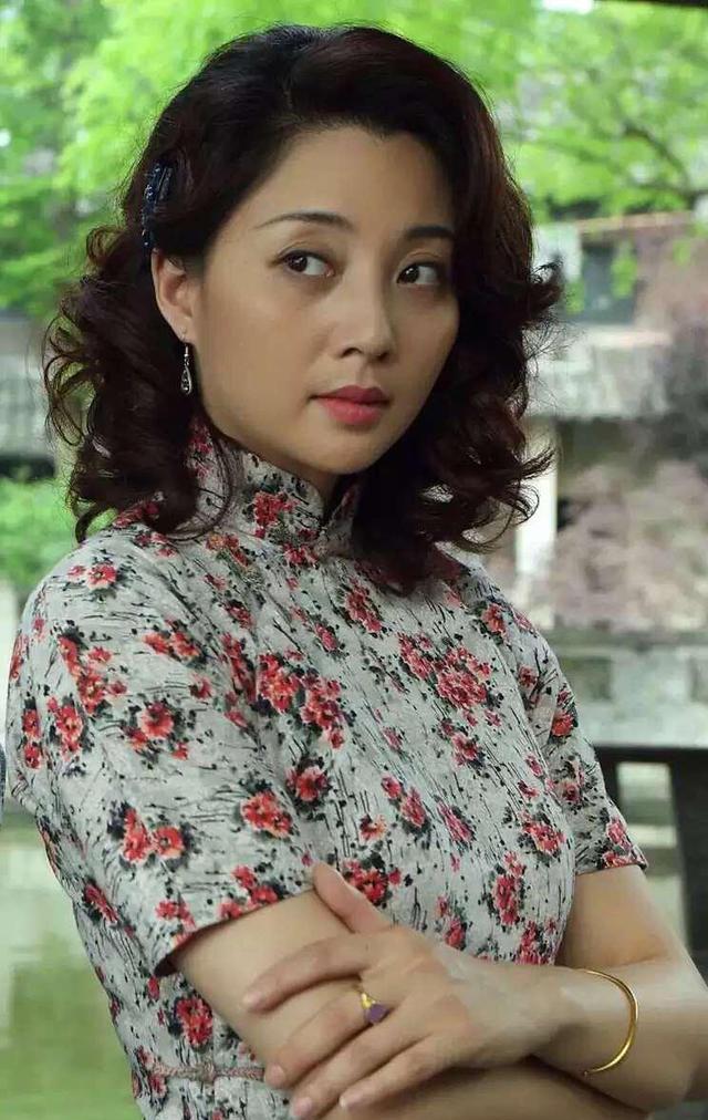 妆容精致,精致的耳坠,戒指和手镯,在剧中是一位风情万种的"风尘女子"