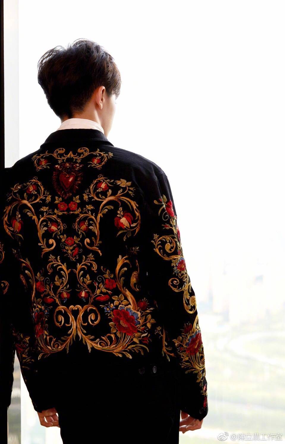 陈立农 背影 很坚定的背影,宽宽的肩膀,让人很有安全感@陈立农