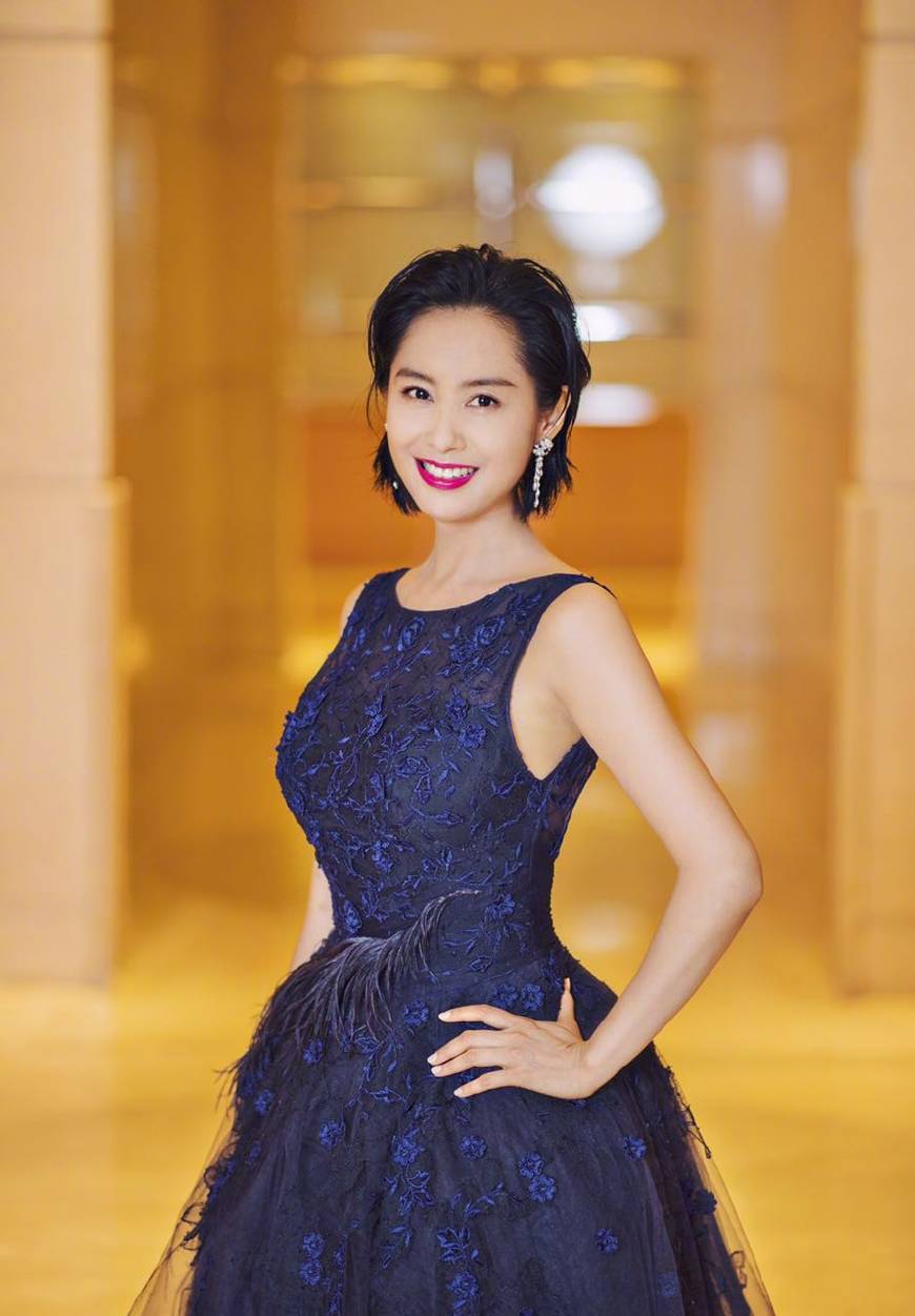 "紫霞仙子"朱茵晒最新照片,网友:不老女神美出了新高度