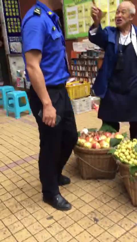 官方通报警察拍视频被城管打事件:辅警城管被