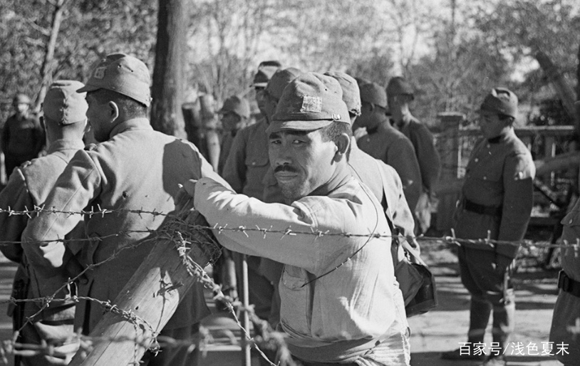 日本鬼子老照片图2鬼子炮轰中华门图5的鬼子色眯眯地看着姑娘