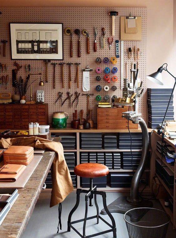 匠人们挂满工具的墙