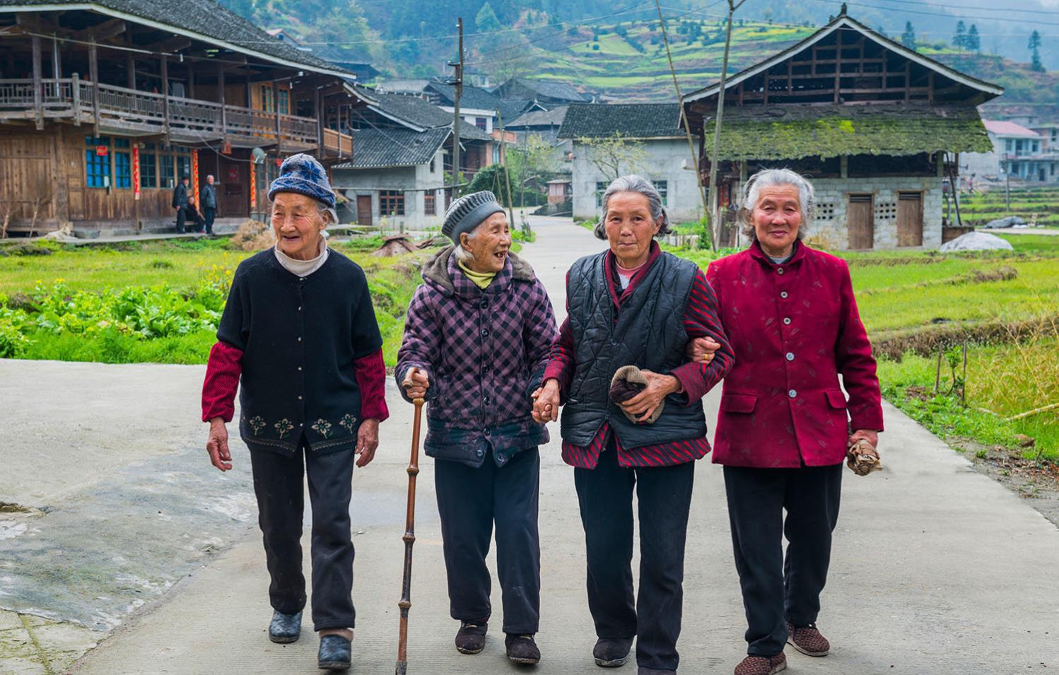 一个百岁老人的生活, 经常下田劳作, 活得轻松自在